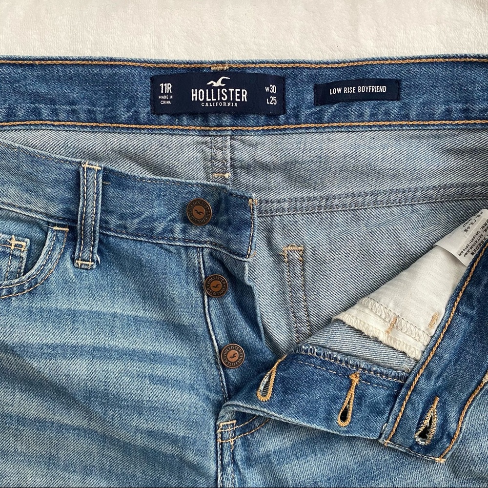 HOLLISTER LOW RISE RIPPED BOYFRIEND JEANS 🤍 - Picture 3 of 4